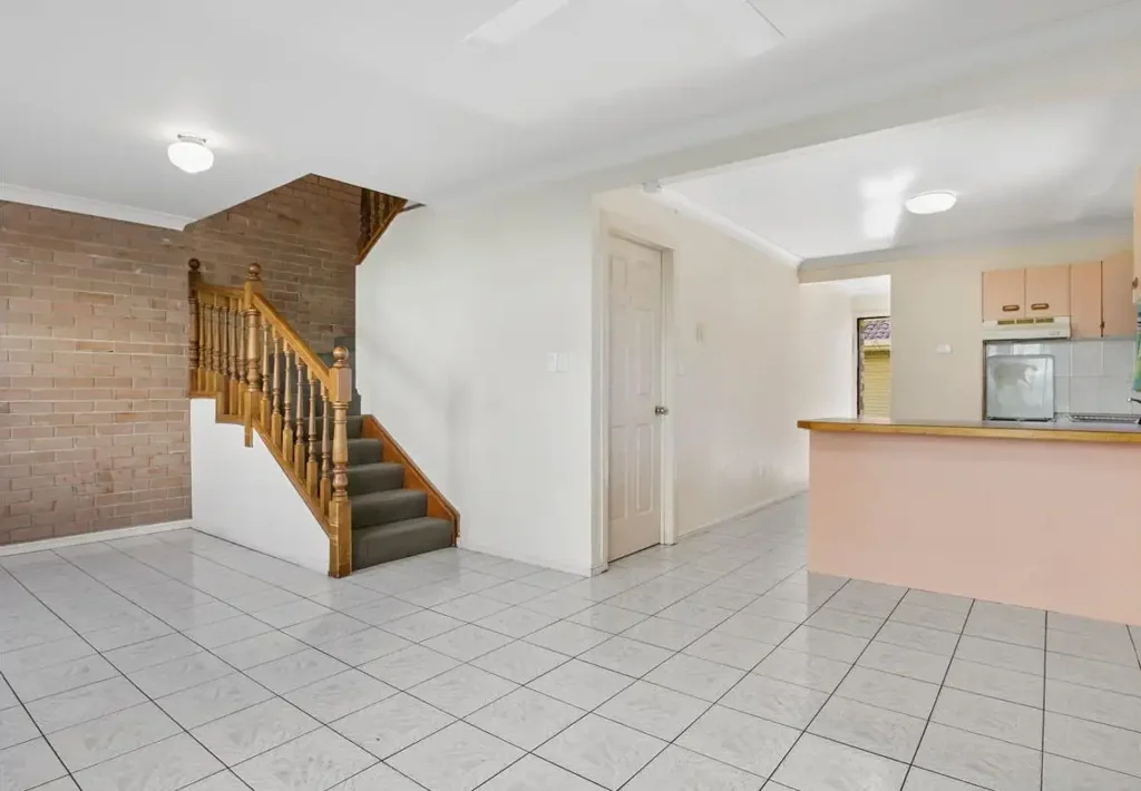 Private Courtyard - GREAT Location - Built-ins