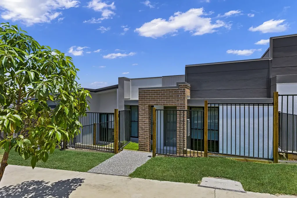 South Ripley 3Moenga STYLISH, LOW-MAINTENANCE LIVING IN A PRIME RIPLEY LOCATION