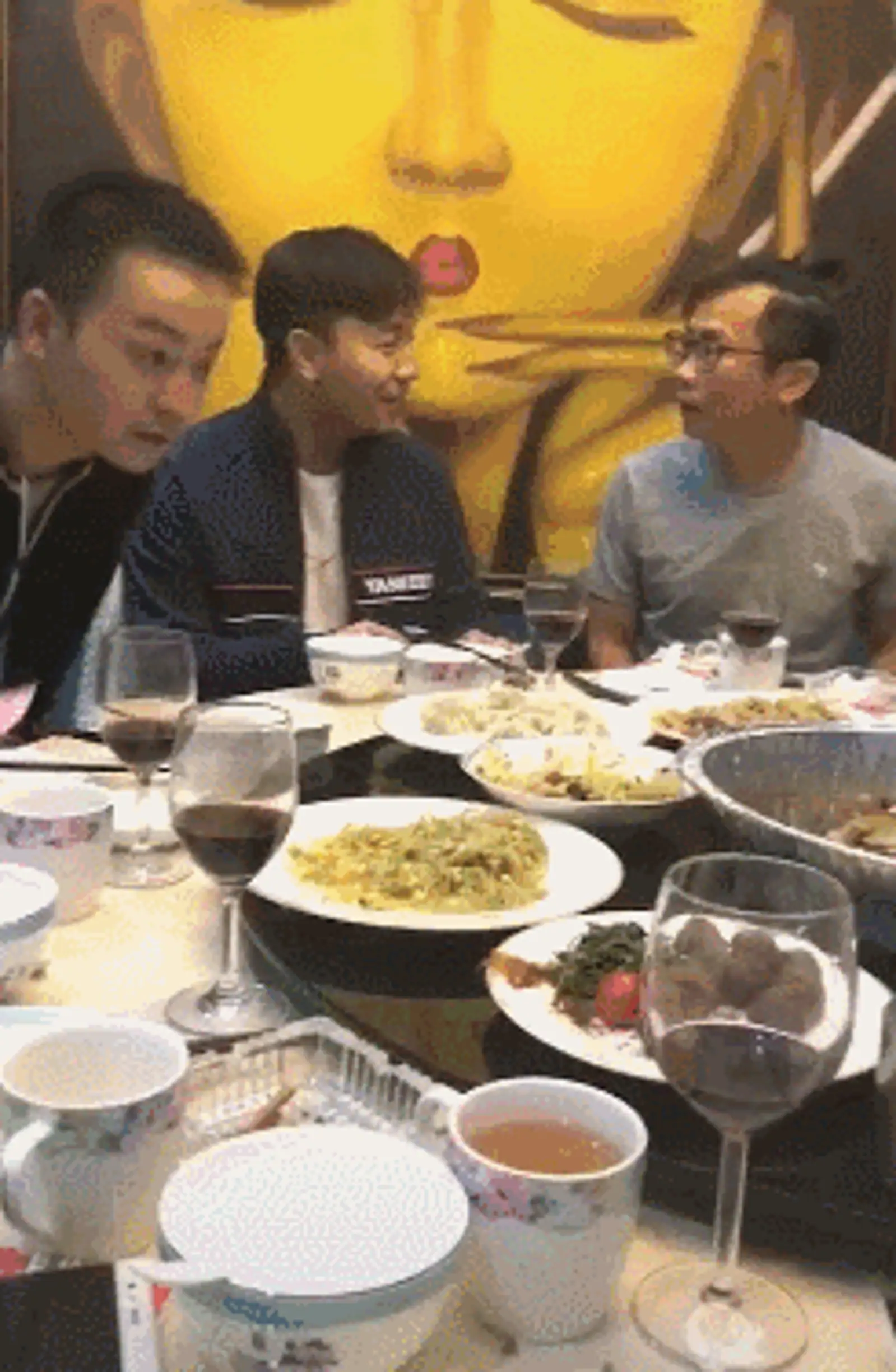 王宝强饭局上教释小龙打高尔夫:我给你慢动作慢放