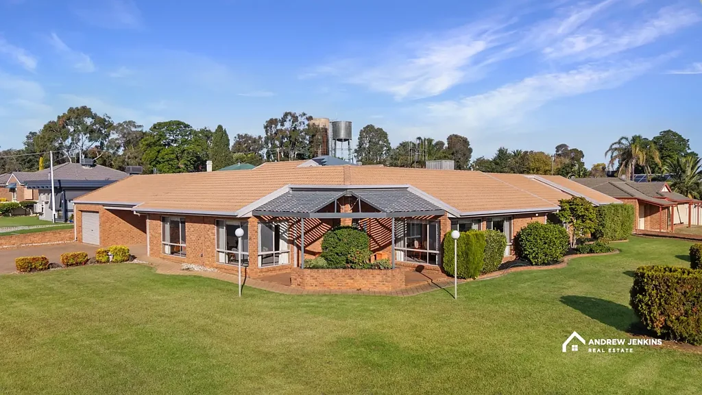 Cobram 4房  Spacious Family Living in a Prime River End Location