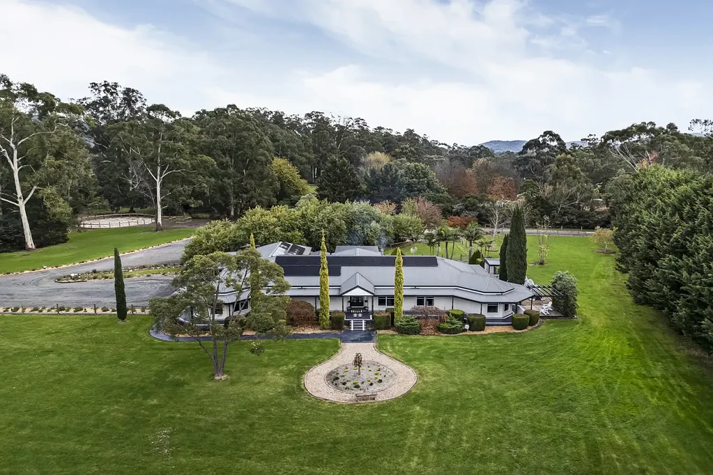 Healesville 5房 双向入口便利 4.4英亩私享 Electrolux石厨 主卧套间浴 太阳能供电 气调冷暖 氯化泳池 车库棚仓全配 “GRACEBURN HOMESTEAD | A PRIVATE 4.4-ACRE LIFESTYLE ESTATE