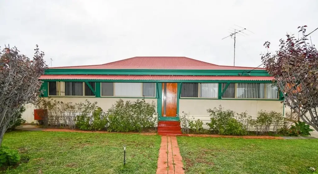 Beautifully maintained cottage home with drive through acces