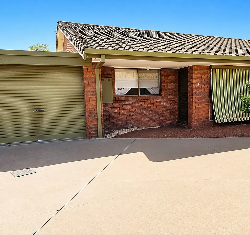 Low-Maintenance Living in a Convenient Location