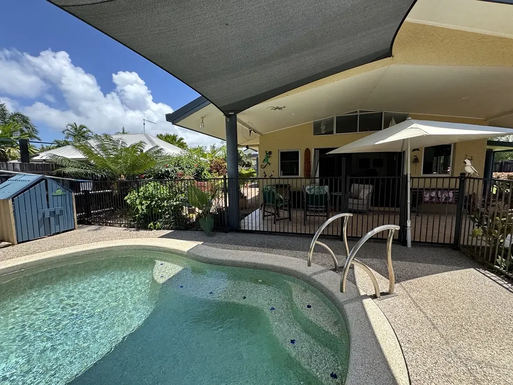 Wongaling Beach 3Kwarto Live, Invest, or Escape directly across from the Sand !