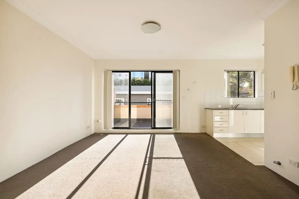 Homebush West 2房 宽敞明亮顶层公寓，北向角位，私密采光佳；精品复合公寓，18单位，经济实惠；树梢美景，挑高天花板，开放式生活；美食级厨房，大型吧台，现代设施；内置衣柜大卧室，现代浴室，内部洗衣房；安全大楼，地下停车场，便利生活。 Generously sized corner apartment with North Aspect | Double Brick | Split Level