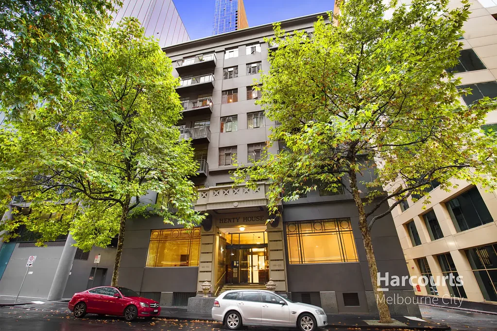 Fully Furnished in Henty House!