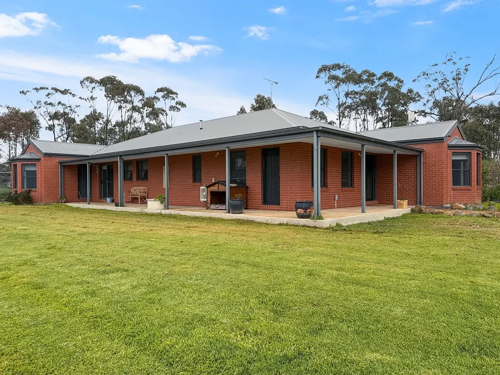 Moliagul 5房  ELEVATED LIVING ON 20 ACRES - SPACE, VERSATILITY AND SWEEPING VIEWS