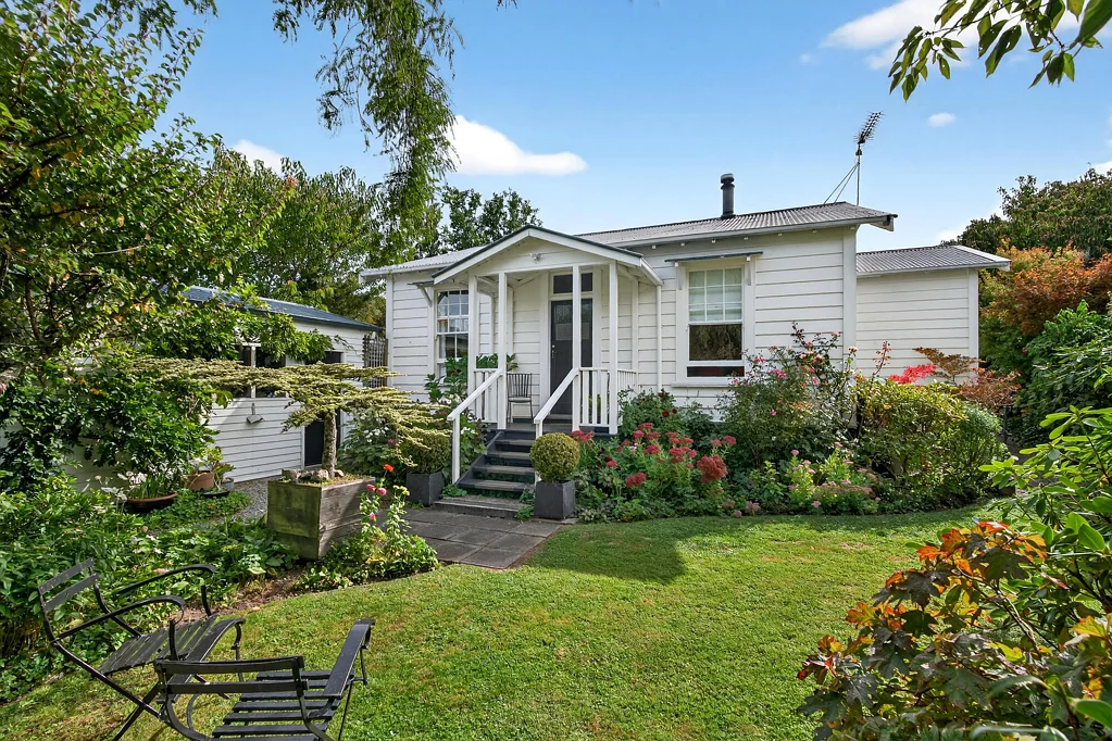 Featherston 2 Slaapkamer Timeless Railway Cottage with Studio