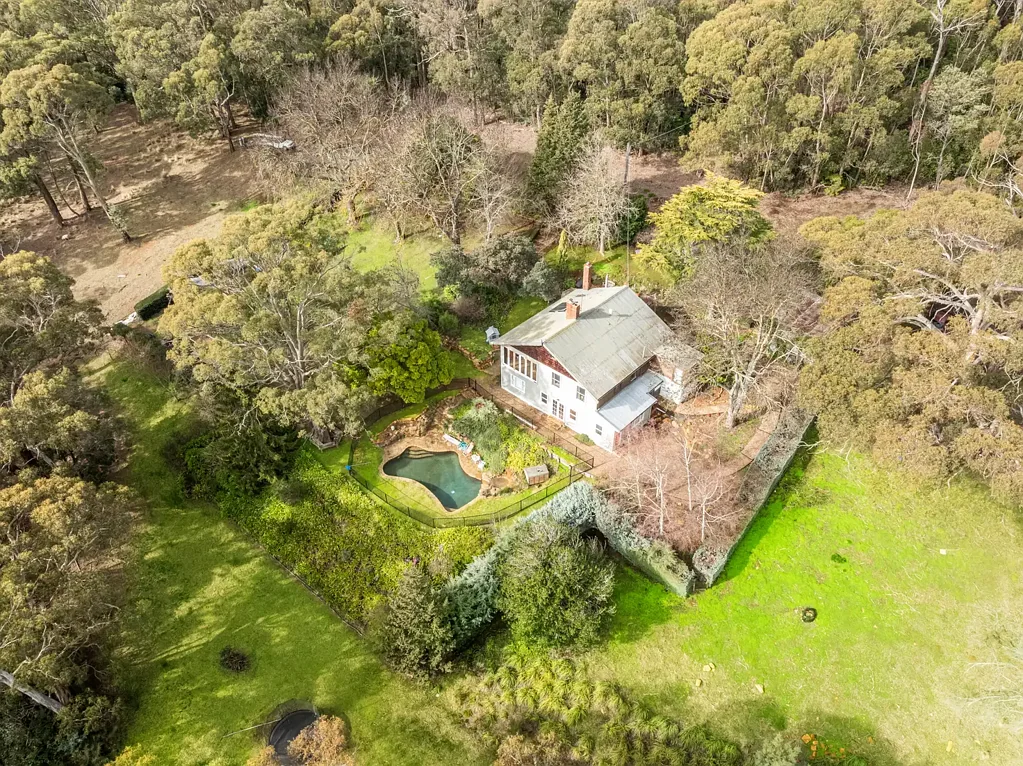 Mount Macedon 4房  Dual Living, Acreage & Character in a Breath taking Macedon Setting in a Brilliant Location.