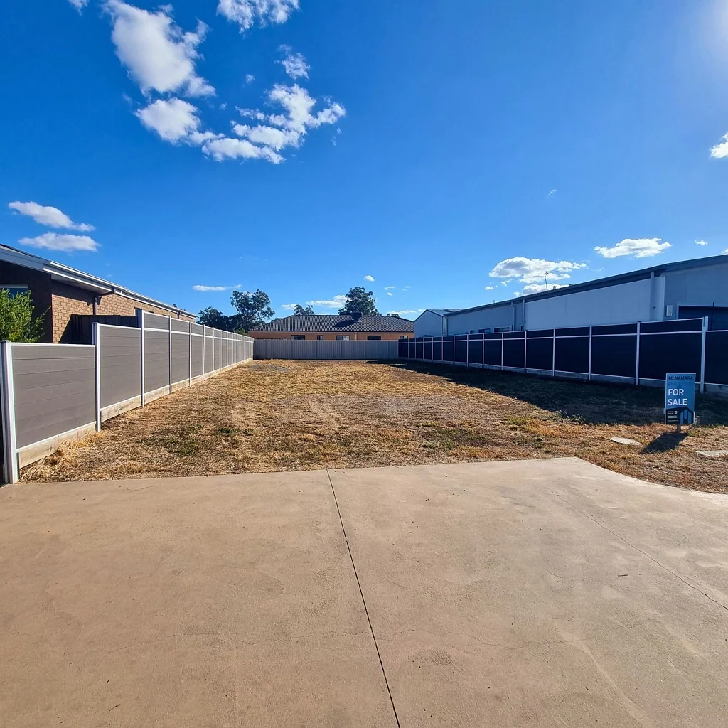 Kialla Fully fenced block in gated over 50's village with FREEHOLD TITLE.