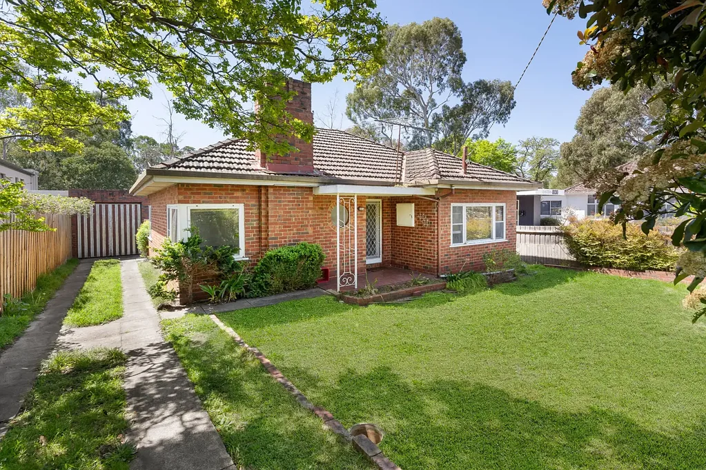 Balwyn North 3ਬੈੱਡਰੂਮ A rare blank canvas opportunity with rear parkland