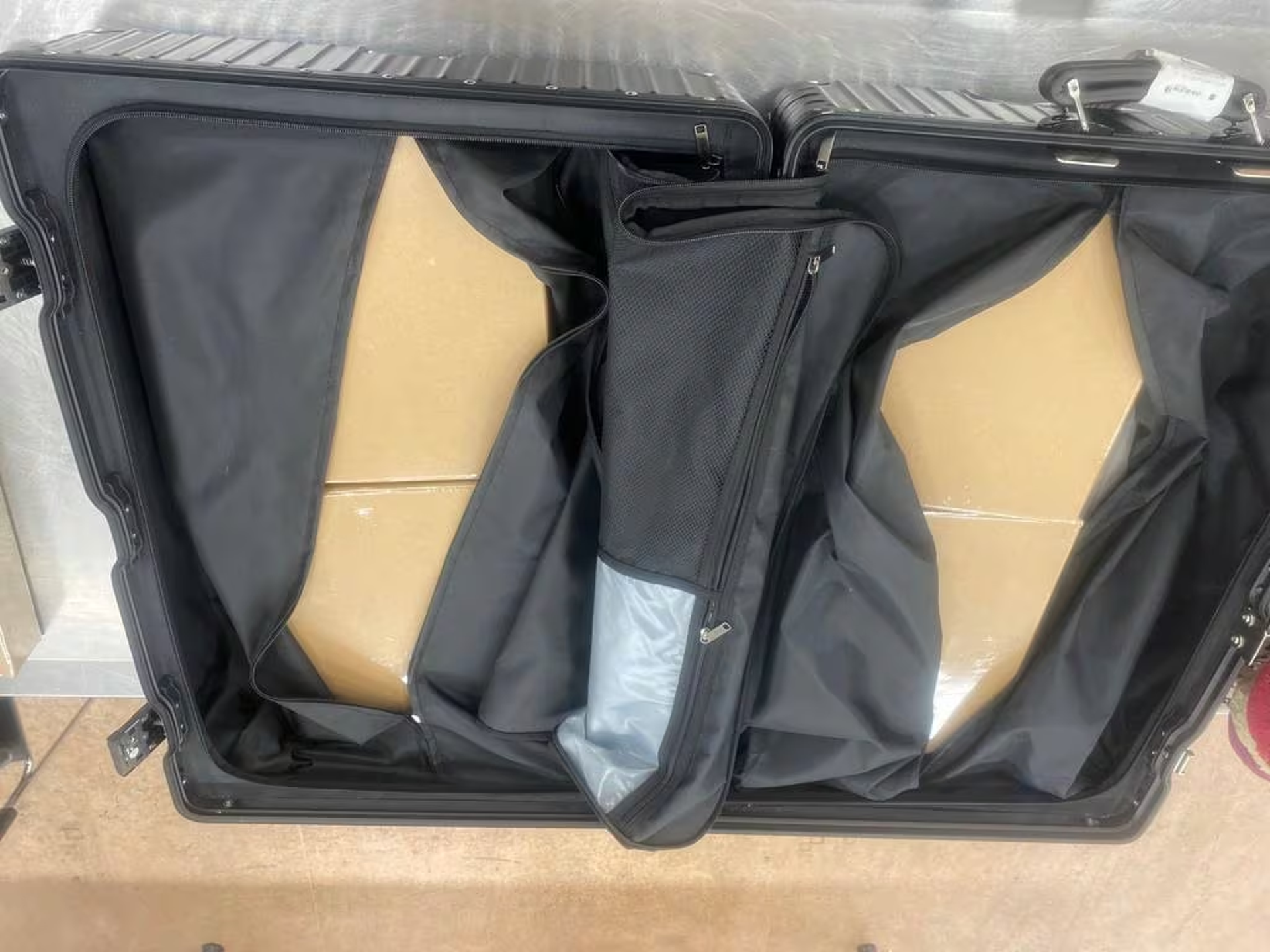 行李箱藏毒!奥克兰机场再破大案,男子入境被查,遭到多项指控!