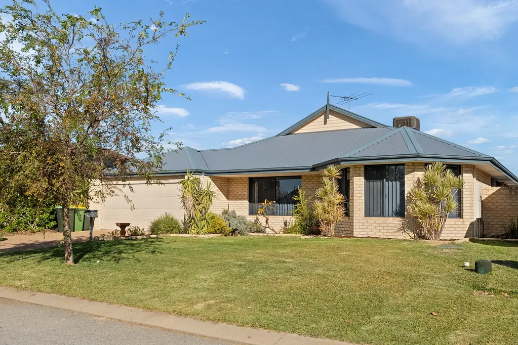 Port Kennedy 4房  Spacious 4x2 Living with Rear Access & Entertaining