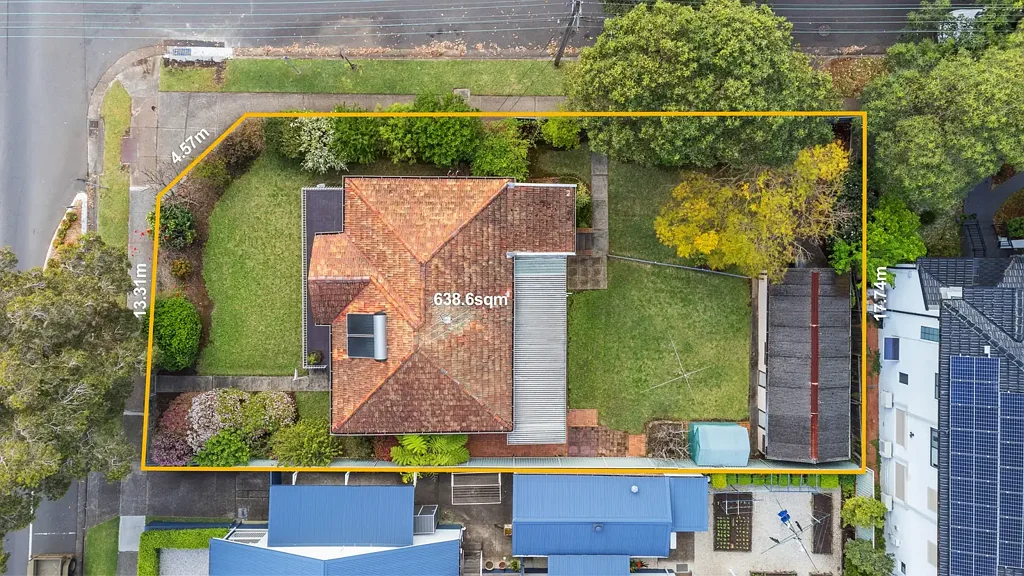 Kingsgrove 3房 宽敞街角地块，提供开发潜力 (STCA) Generous Corner Block Offering Development Potential (STCA)