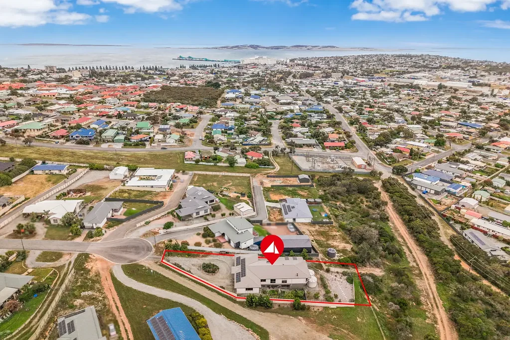 Port Lincoln 3Habitaciones Car Enthusiast's Dream with Modern Family Comfort