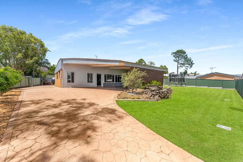 Daisy Hill 4房 宽敞四卧 1664m²平地 全新厨房Bosch电器 私人泳池 庭院空间 车位充足 中央冷暖 顶尖学区 便捷生活 Renovated Family Oasis on 1,664m² in Prime Daisy Hill Location