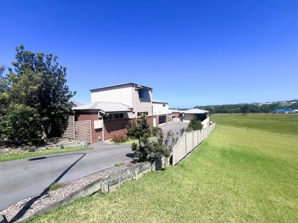 THREE BEDROOM TOWNHOUSE NEAR BEACH