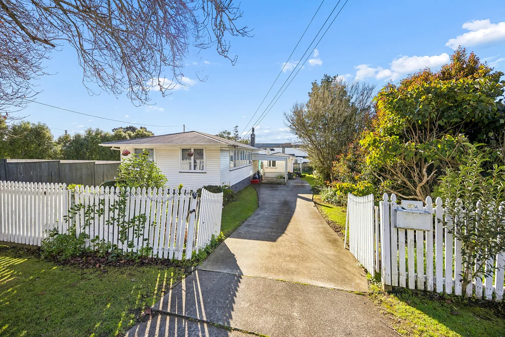 Mangere Bridge 5房  Two Properties - One Title