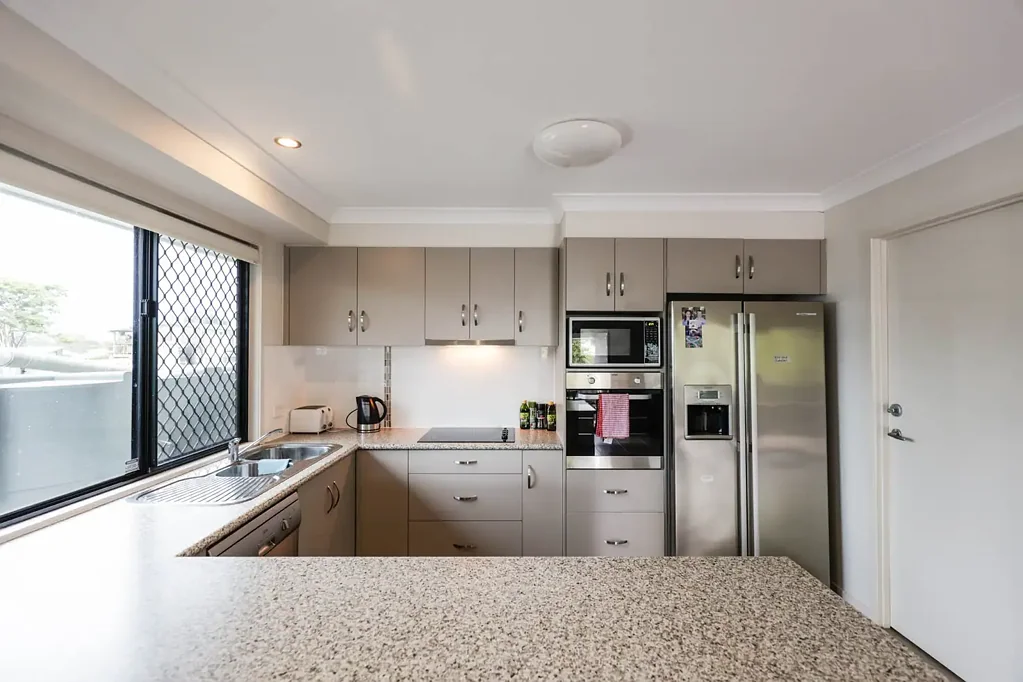 IMMACULATE 3-BEDROOM, 2- BATHROOM TOWNHOUSE - LOCATED IN CENTRE OF TOWN