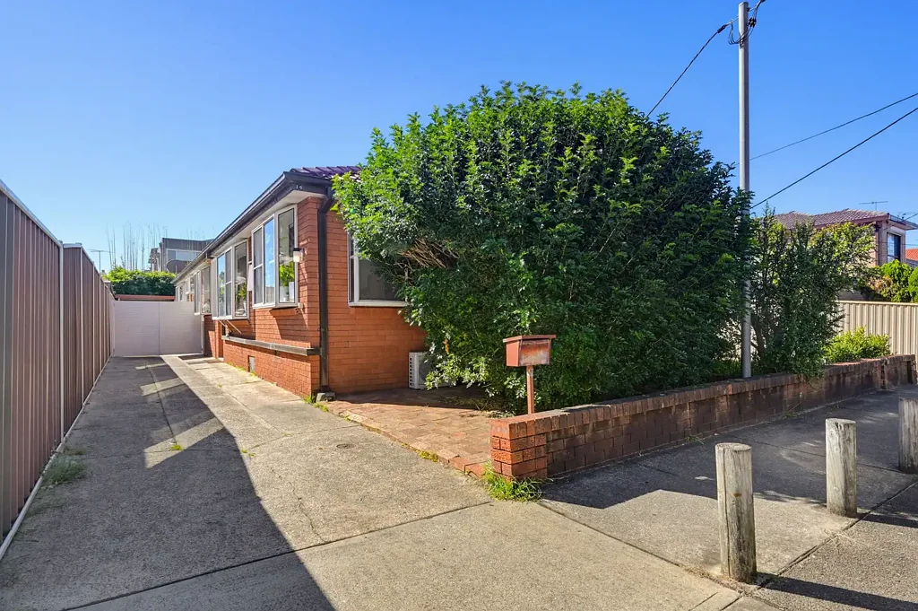 Maroubra 2 Bedroom Entry to Maroubra with Potential in Lifestyle Location