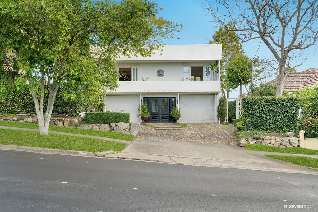 Coorparoo 6房 一处标志性家庭住宅，坐拥广阔美景，提供真正双重居住空间 An Iconic Family Home with Sweeping Views and Genuine Dual Living