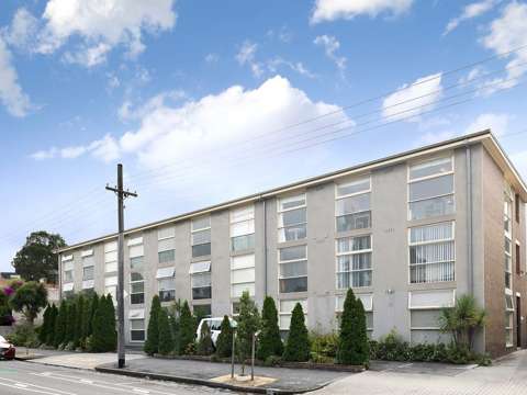 Perfectly located apartment in the heart of Carlton