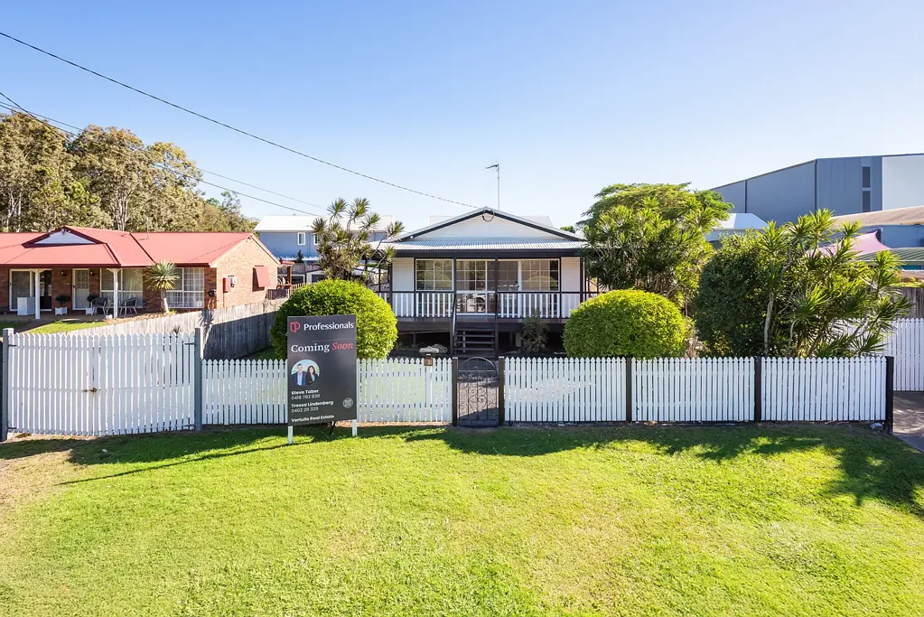 Hope Island 4房  Rare Authentic Queenslander Oozing With Charm and Positioned on a Big Family-Friendly Block