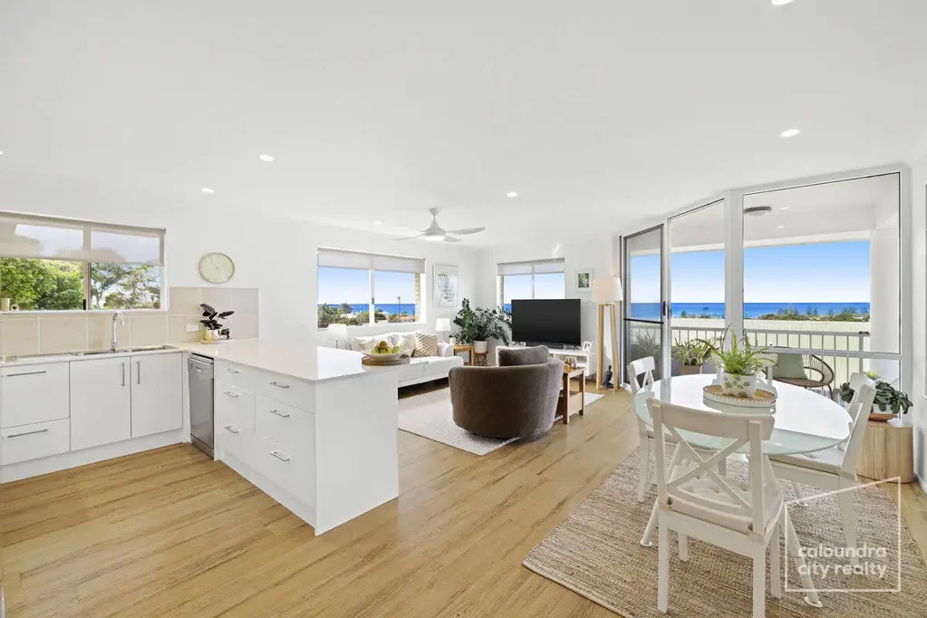 Moffat Beach 2Kwarto Elevated Apartment Living with a Spectacular Coastal Outlook