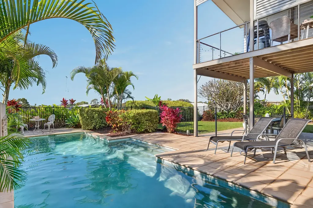 Redland Bay 5房 高挑天花板 旋转楼梯 Moreton Bay壮丽景色 800平米土地 湿吧设计 主卧带套间 双车库 停船位 步行水边公园 BREATHTAKING VIEWS ACROSS MORETON BAY