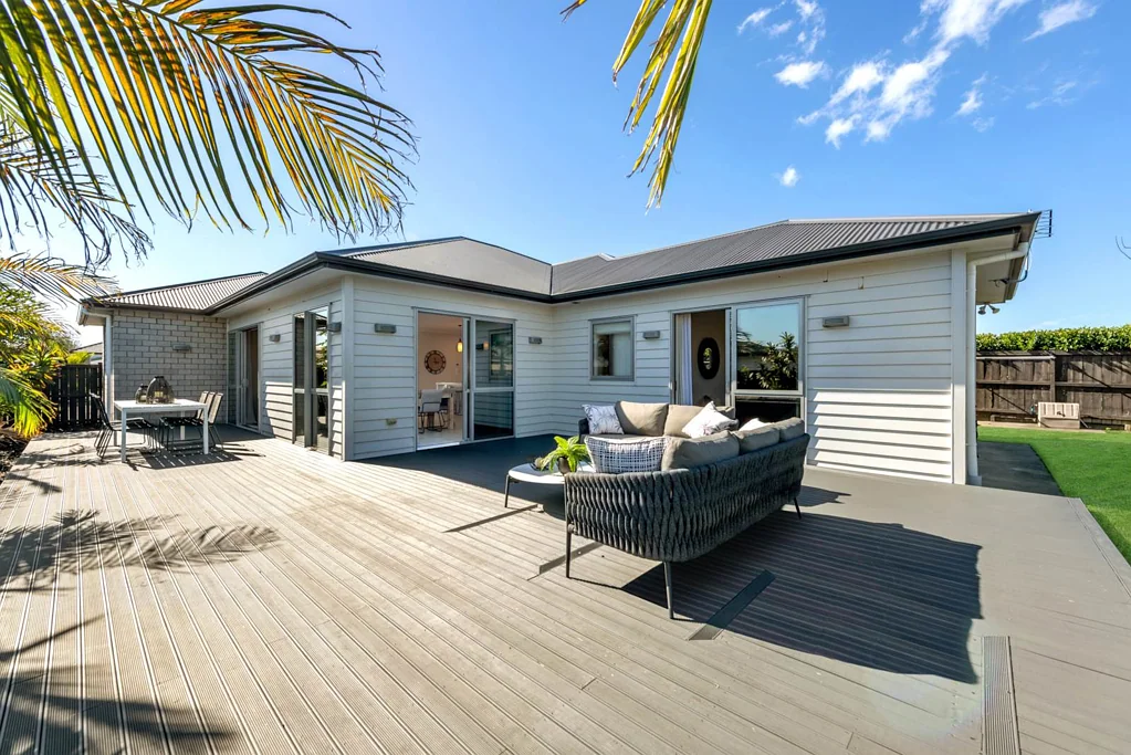 Beachlands 5 Bedroom STEP INTO STYLE