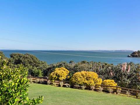 Blockhouse Bay 3房  WATER FRONT RETREAT-HUGE POTENTIAL TO ADD VALUE