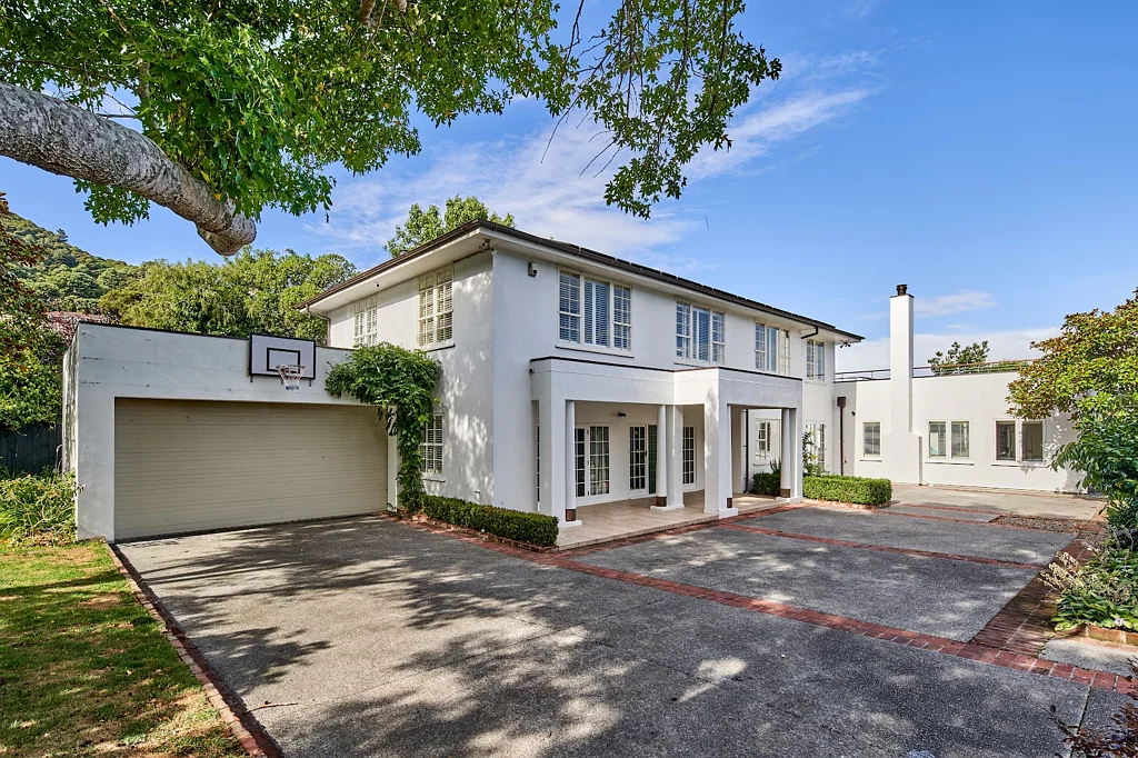 Lowry Bay 5 Bedroom One not to be missed in Lowry Bay