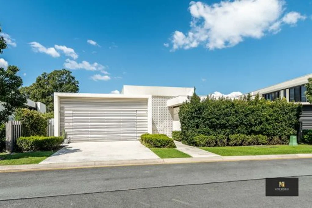 Benowa 4房  Architecturally Designed Home with Golf Frontage Views