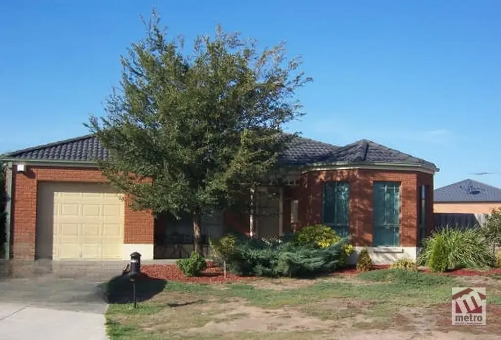 CLOSE TO SCHOOLS, SHOPS & RIVER!
