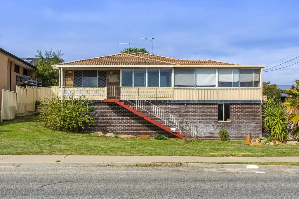 NEAT 2 BED FRONT DUPLEX IN THE BEST LOCATION RIGHT ACROSS FROM THE WATER!!