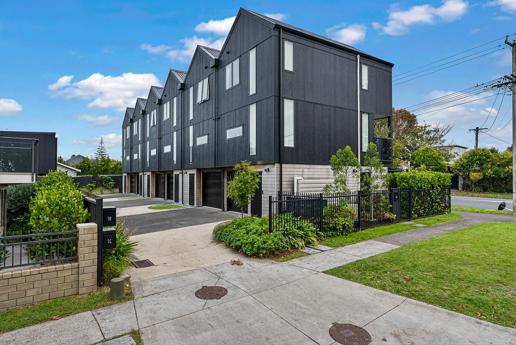 New Lynn 2બેડરૂમ Sunny + Garaging + Freehold