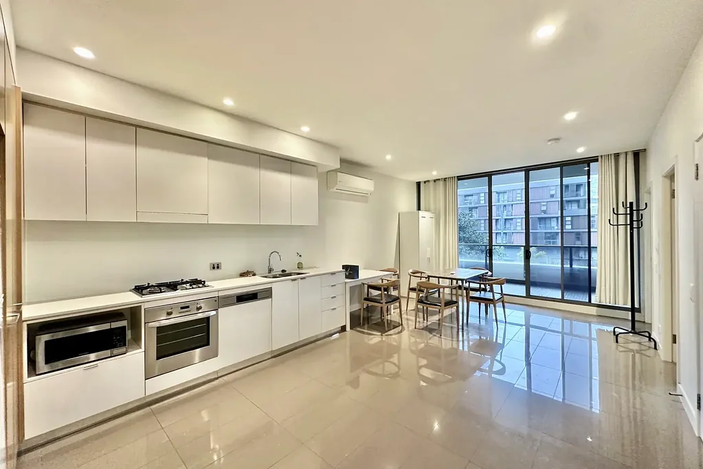 Stunning Furnished 2 bedrooms 2 bathrooms apartment with gym and swimming pool for lease!