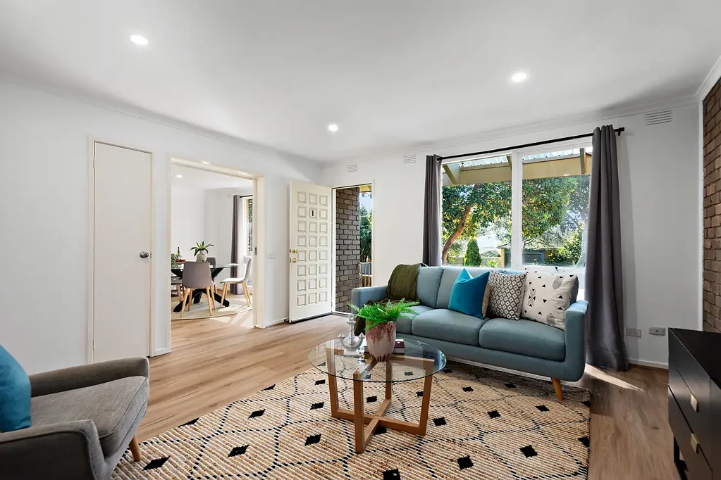 Frankston 2chambre Brick villa unit on its own 197sqm, walk to Frankston station
