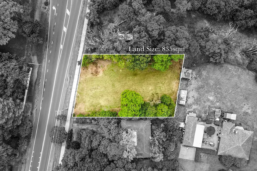 Winmalee 平坦834.7平米地块 20.11米临街面 北西朝向佳 日落茂密景色 步行至镇中心 交通便捷 自然美景环绕 Prime Flat and Cleared Land in a Thriving Winmalee Location