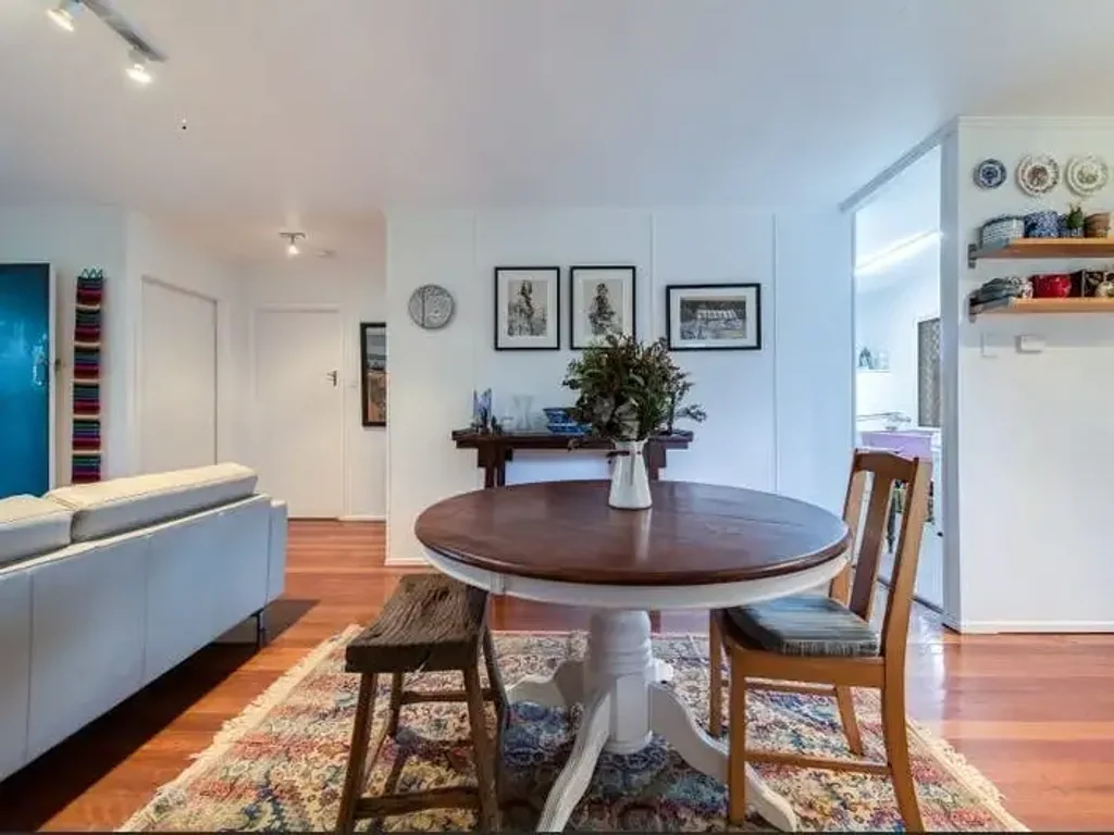 Charming 2 Bedroom Golden Beach Cottage!