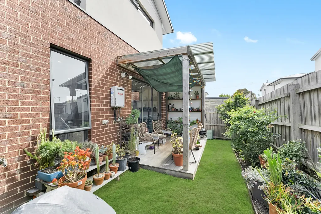 Skye 3房 现代设计联排别墅 600毫米燃气灶 私密遮盖庭院 主套房带步入式衣帽间 风管供暖蒸发冷却 公交站家门口 优质存储选项 Light & Bright