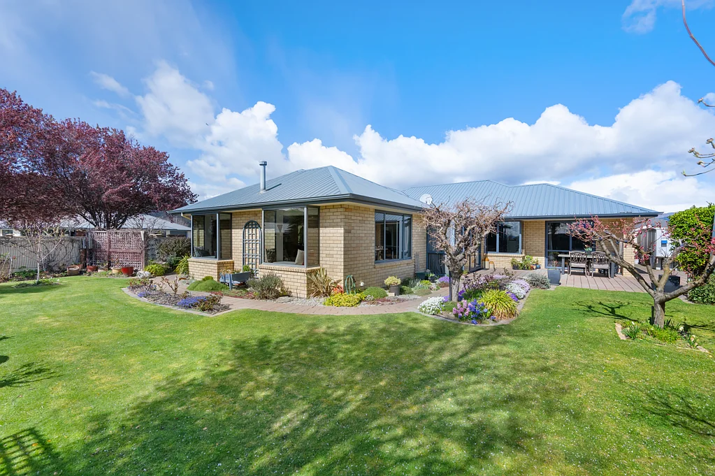 Cromwell 3Moenga Quality, Location & Views!