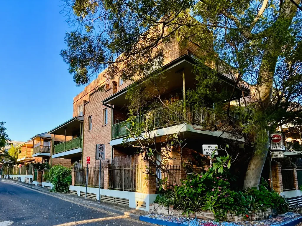 Redfern 2બેડરૂમ An Elegant Corner Split-Level Retreat with Leafy Green Outlook, Space, Privacy and Resort-Style Living