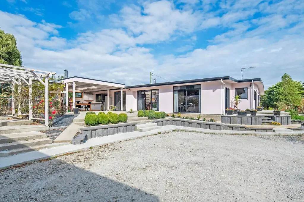 Smithton 3 Bedroom Location! Location! with Privacy