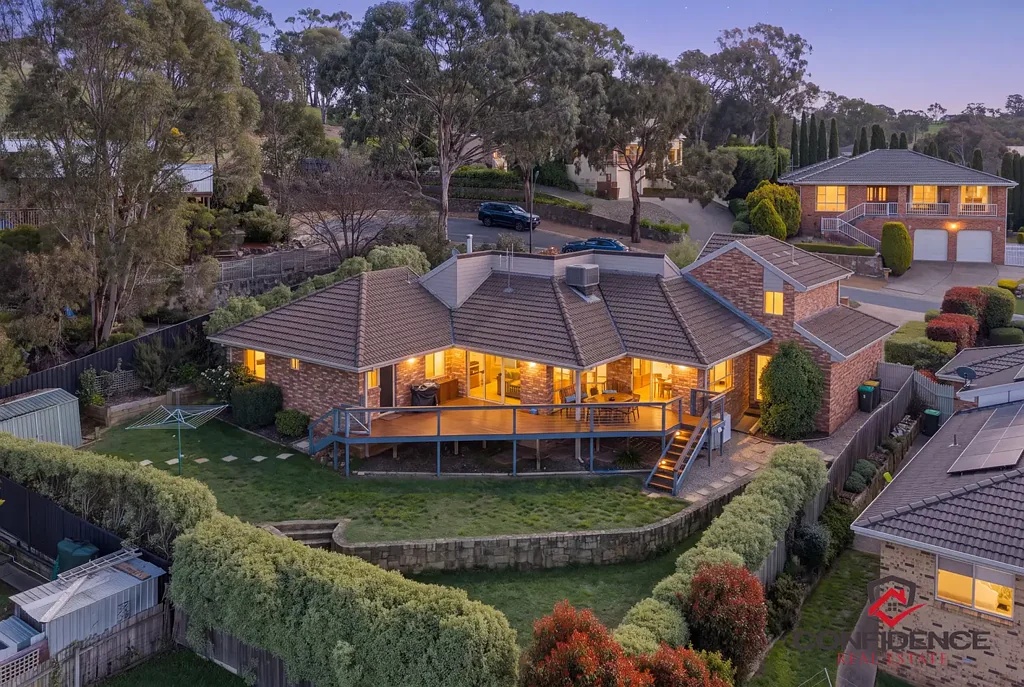 Ngunnawal 4ਬੈੱਡਰੂਮ Elevated Family Living with Beautiful Views on 883m²