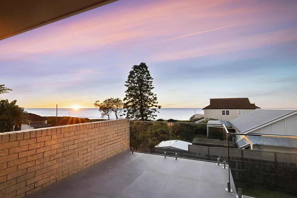 Narrabeen 4 Bedroom Grand entertainer with stunning ocean views with approved sep accomodation.