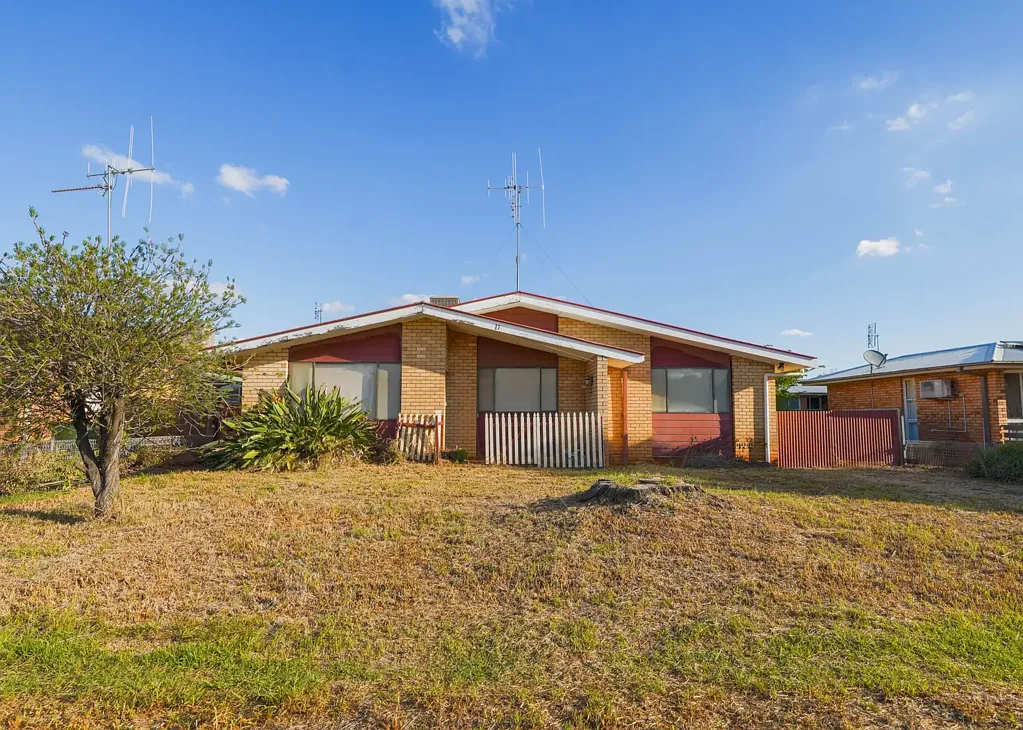 17 Downes Crescent, Parkes, NSW 2870