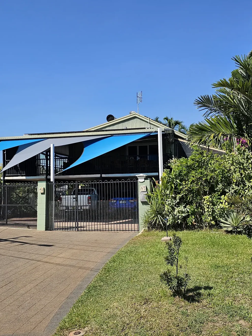 Alawa 4ਬੈੱਡਰੂਮ Beautiful 4-bedroom elevated house with lush tropical gardens and large solar heated pool