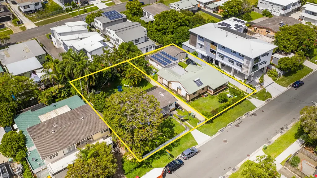 Southport 7ห้องนอน Big-Potential 1,416m² Double-Block Development Offering With 2 Homes - DA Approval for 8x Townhouses In Prime Southport Pocket