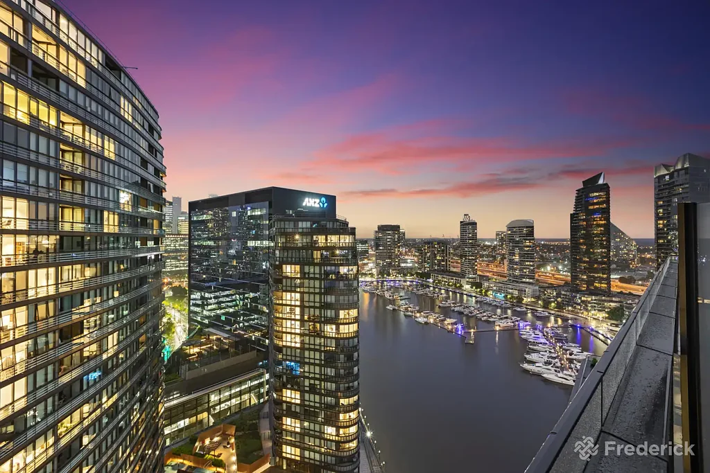 Docklands 3房 卓越地段 Collins South Tower 180度海景 高端3卧公寓 米勒电器 岛台厨房 镜面衣柜 双层玻璃 安全礼宾服务 配套齐全 BREATHTAKING LUXURY WITH SWEEPING VIEWS